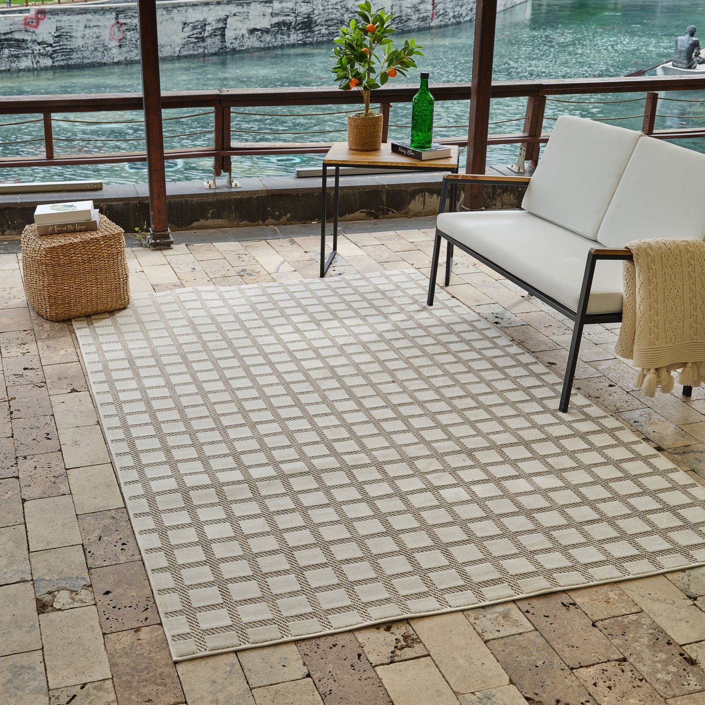 Tapis beige moderne à carreaux Maise