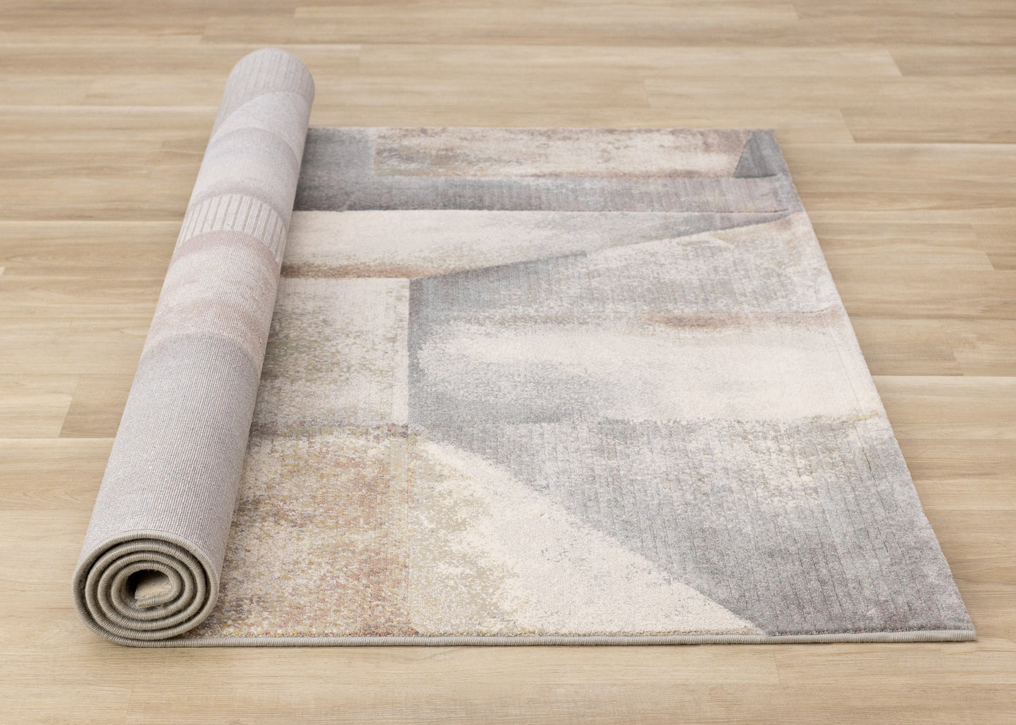 Alfombra contemporánea gris con diseño geométrico desgastado