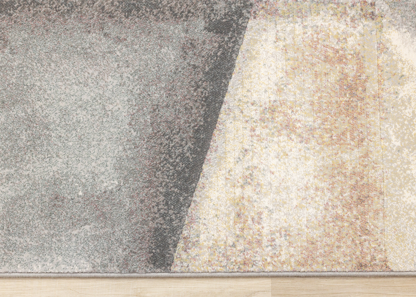 Alfombra contemporánea gris con diseño geométrico desgastado