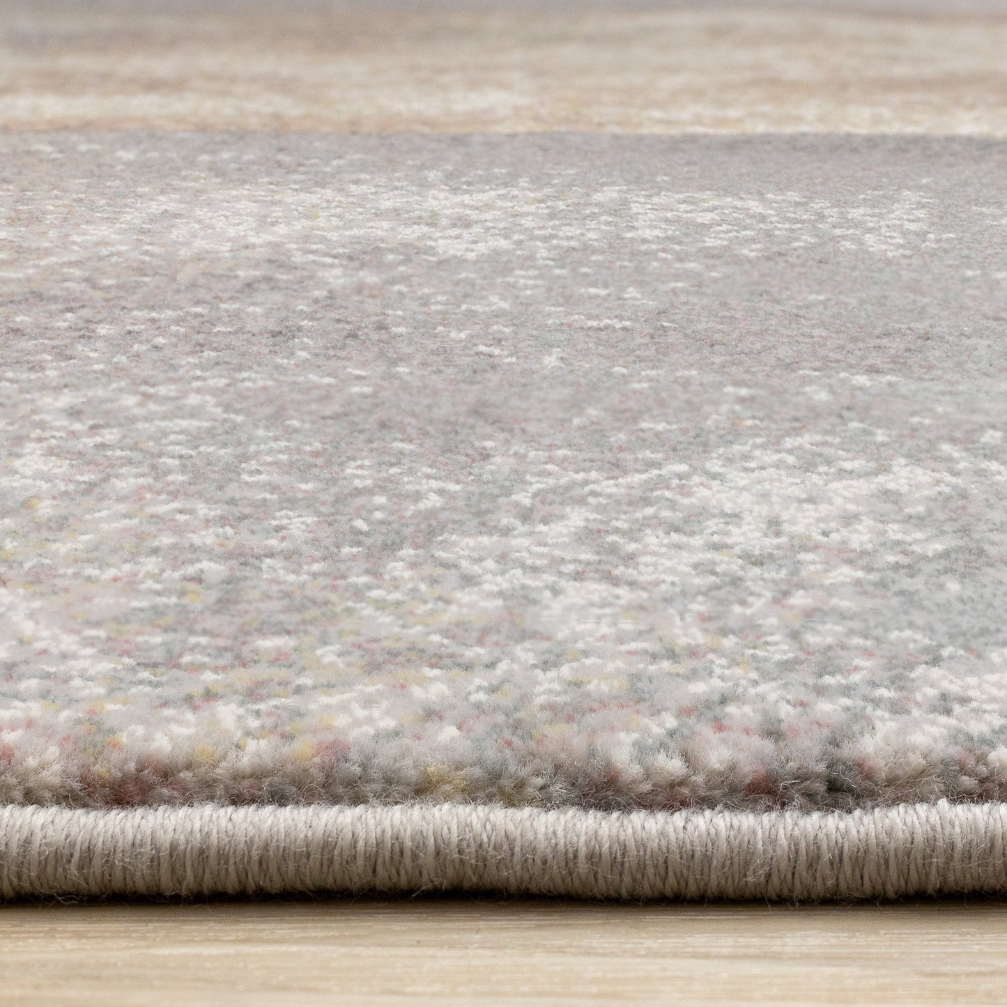 Alfombra contemporánea gris con diseño geométrico desgastado