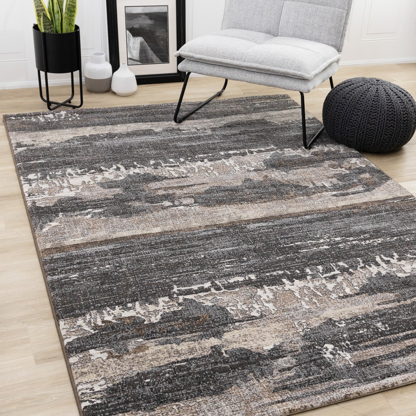 Alfombra contemporánea de color gris orgánico desgastado