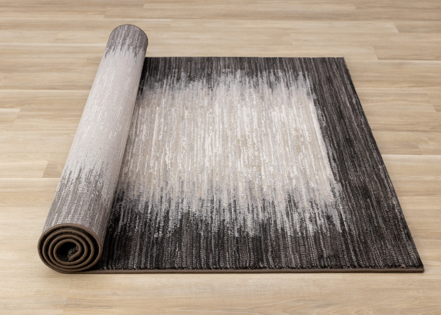 Alfombra contemporánea negra con borde desgastado