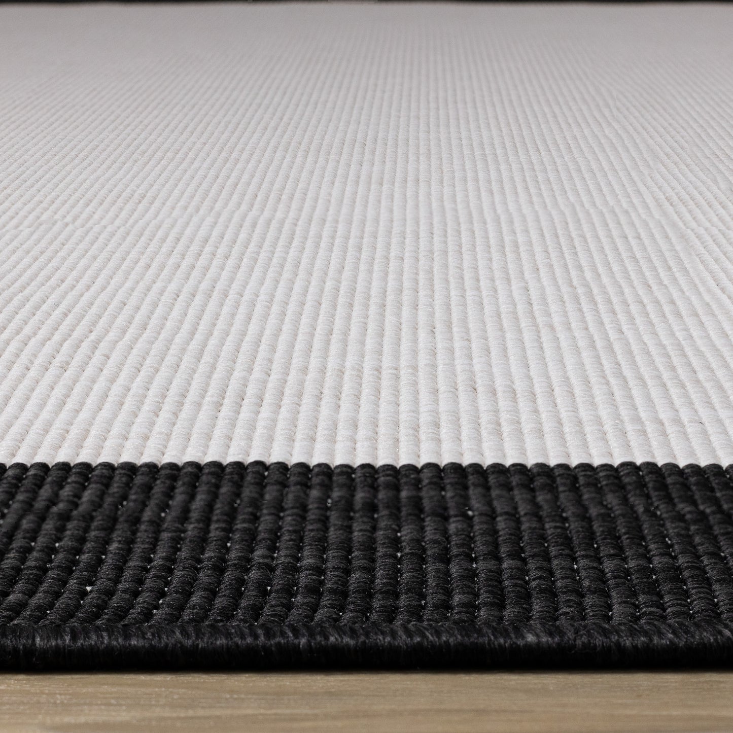 Alfombra contemporánea con borde negro