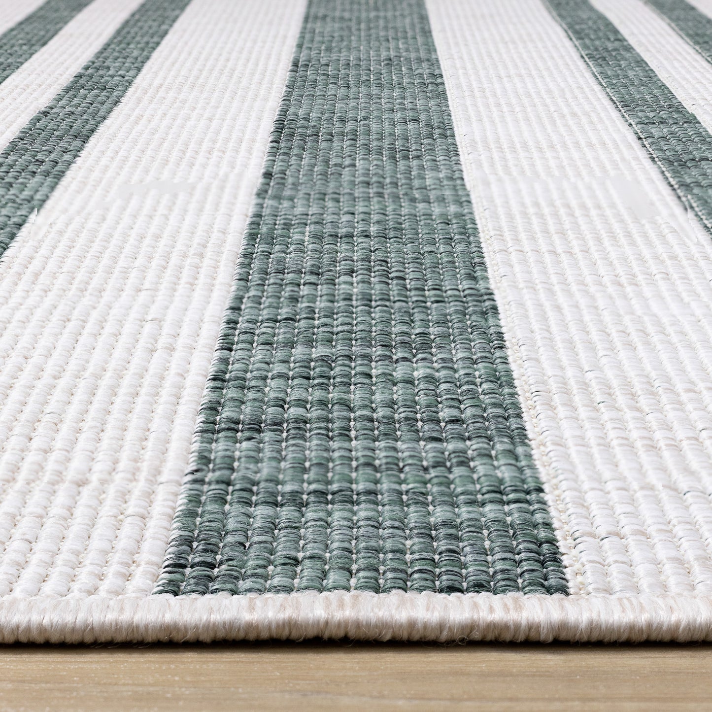 Tapis vert à rayures contemporaines