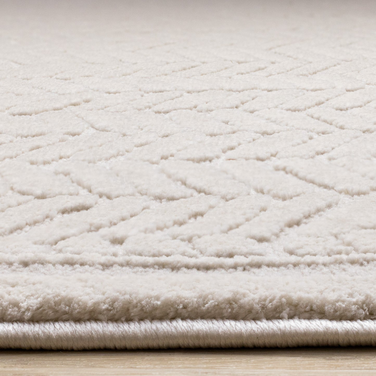 Alfombra moderna con diseño de chevron beige