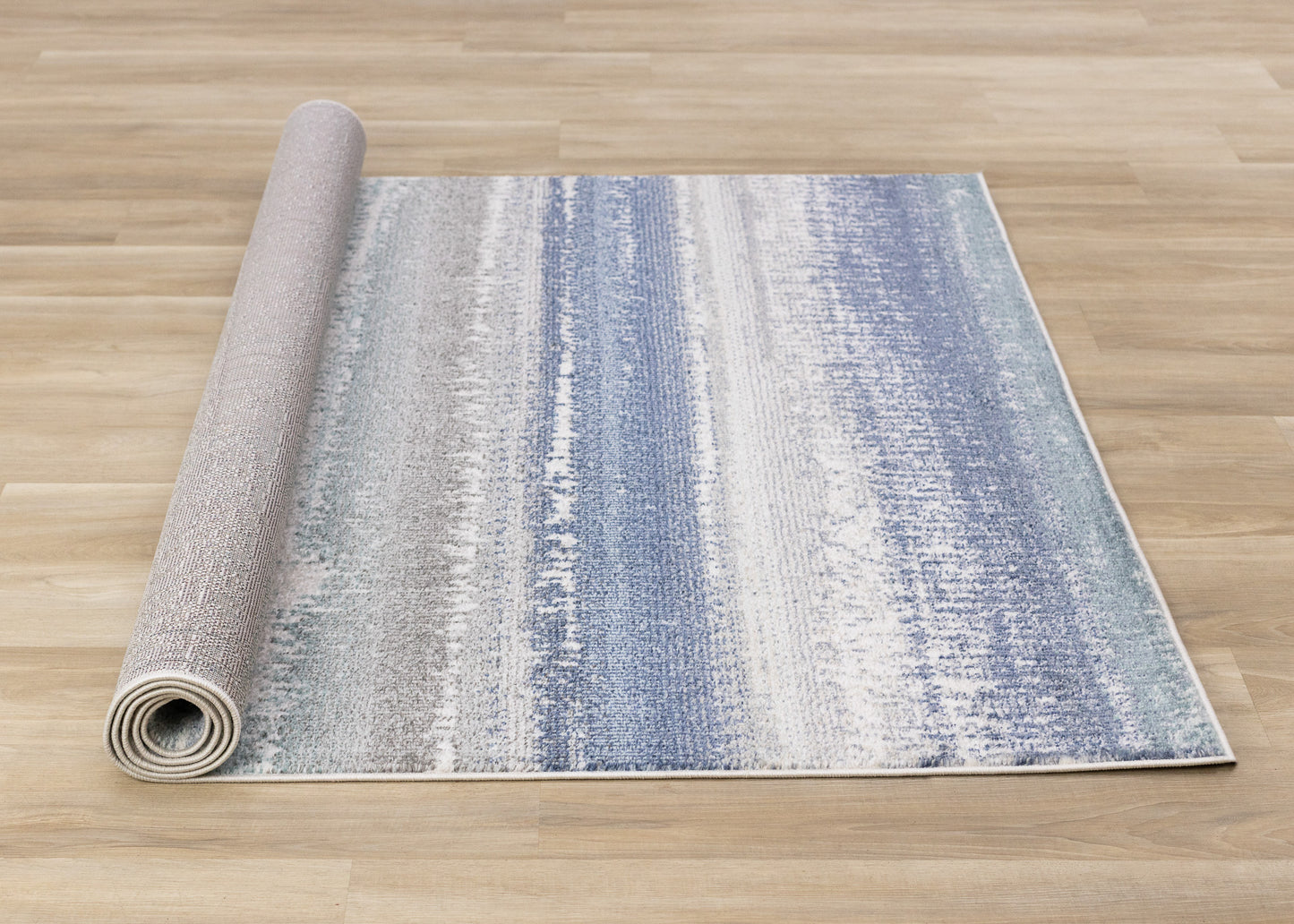 Alfombra contemporánea azul desgastada