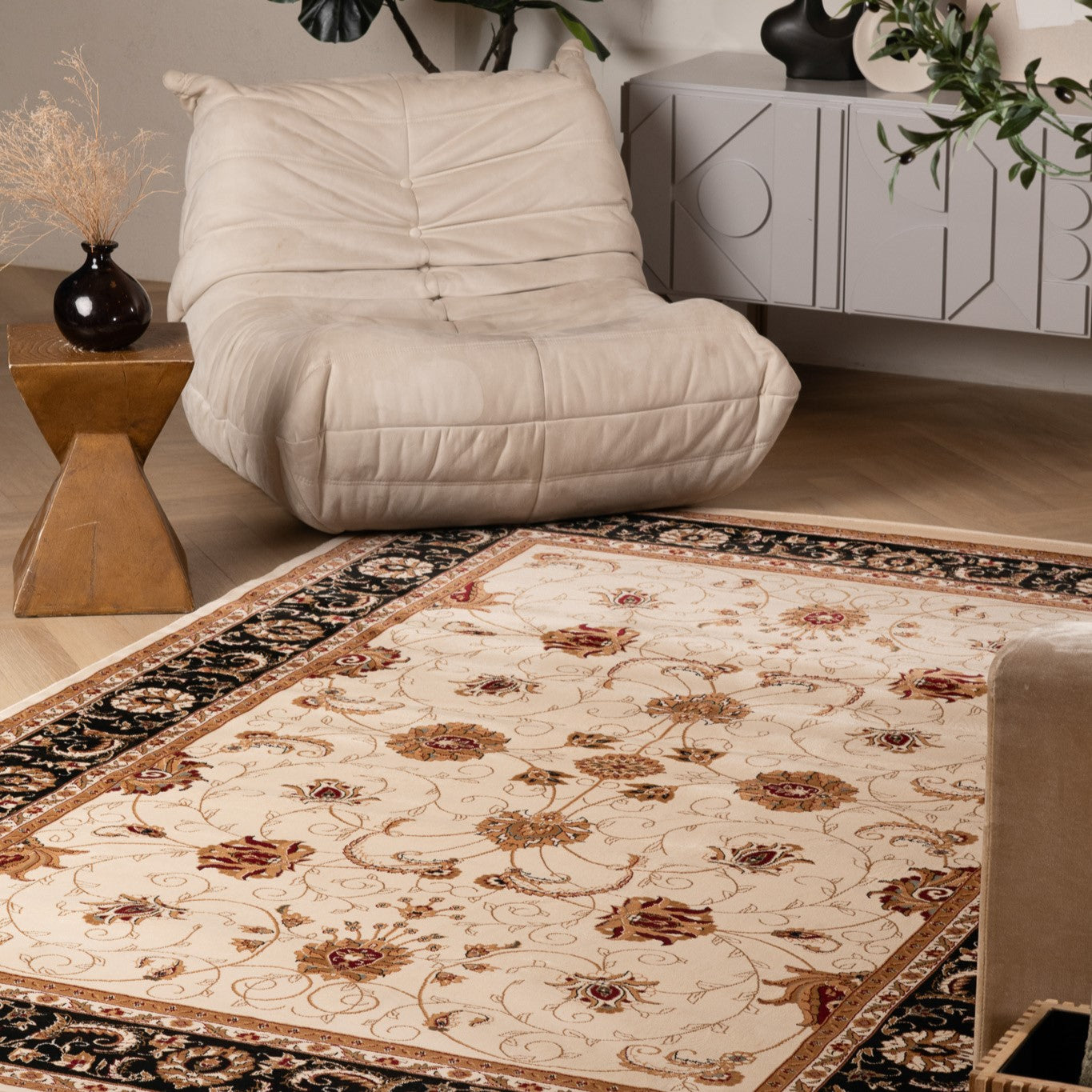 Tapis persan traditionnel beige majestueux