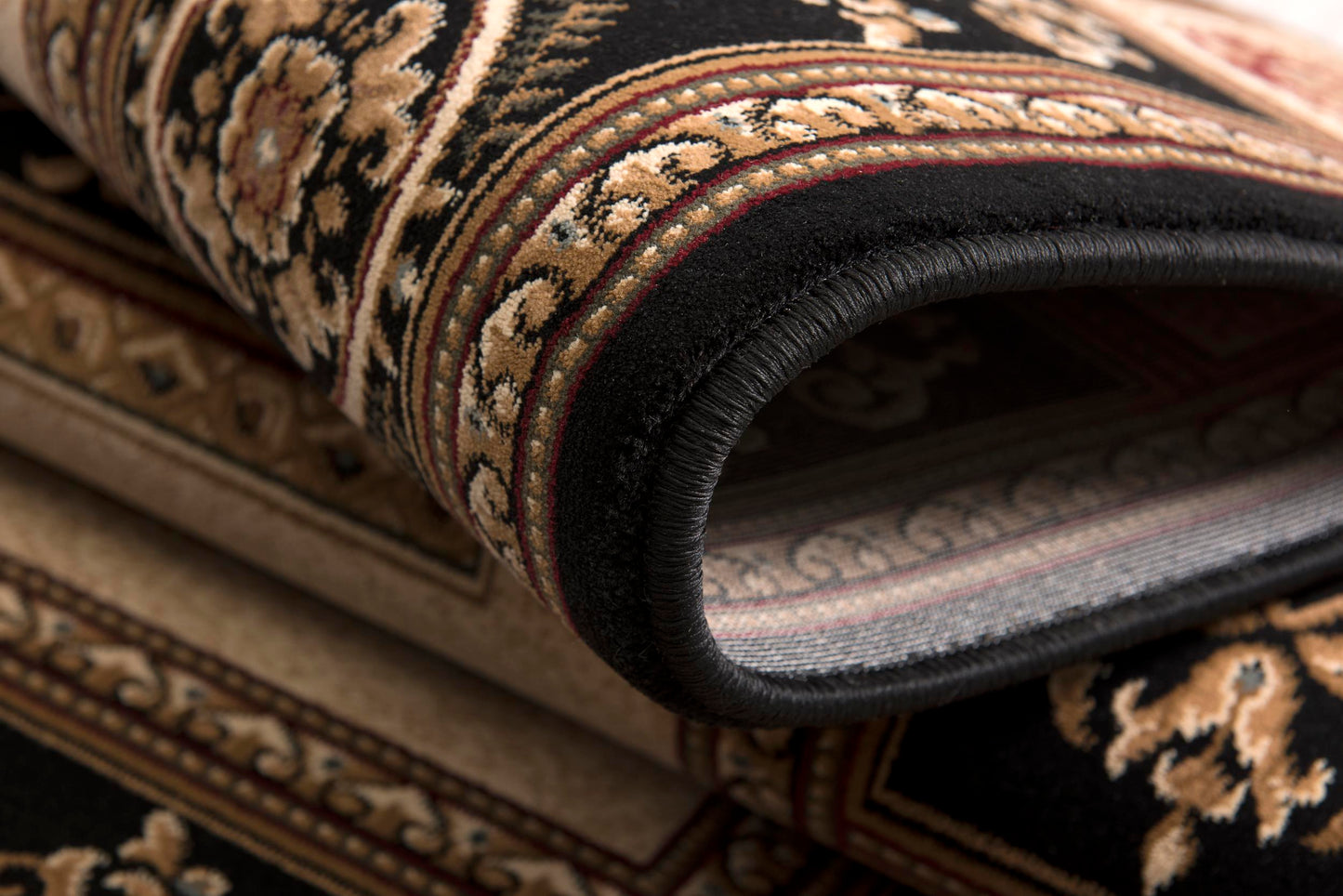 Tapis noir traditionnel marocain majestueux