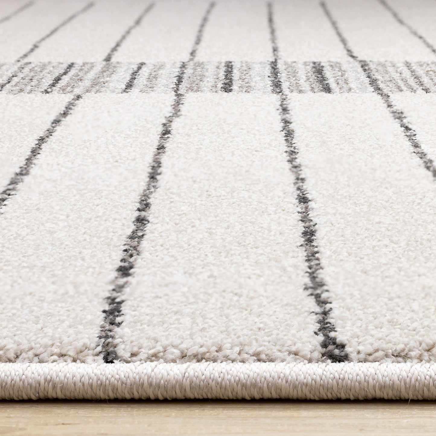 Tapis blanc à rayures contemporaines