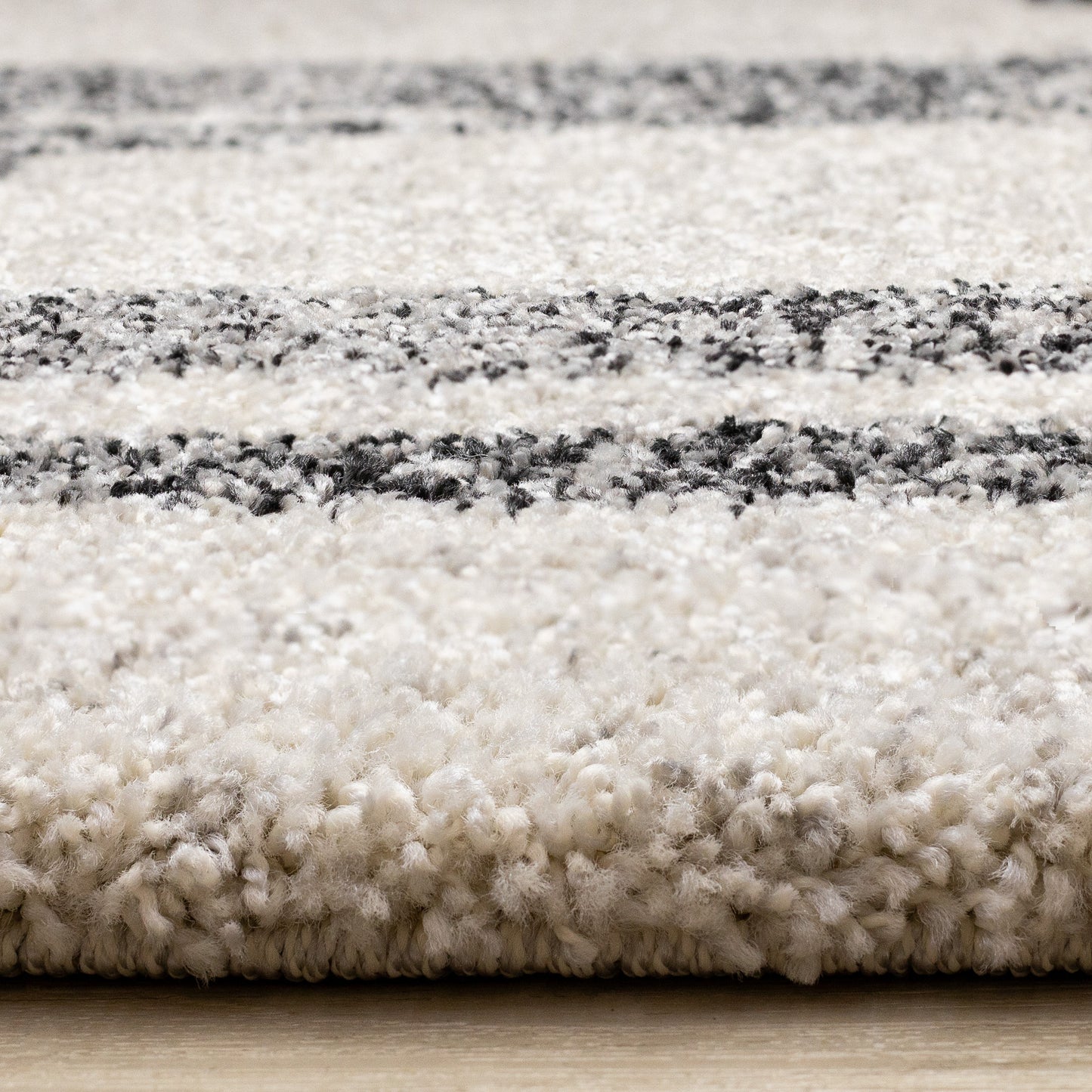 Alfombra contemporánea blanca desgastada