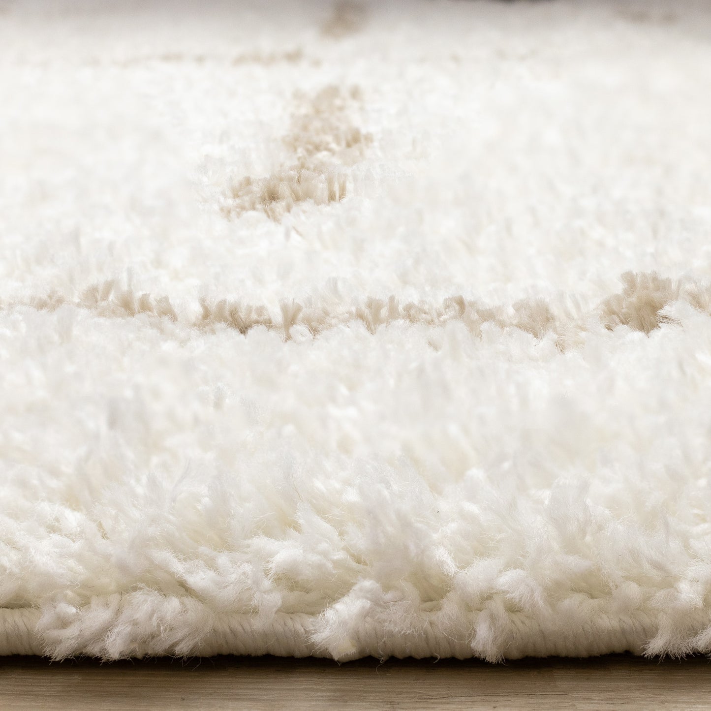 Alfombra contemporánea de rayas en tonos crema sólidos