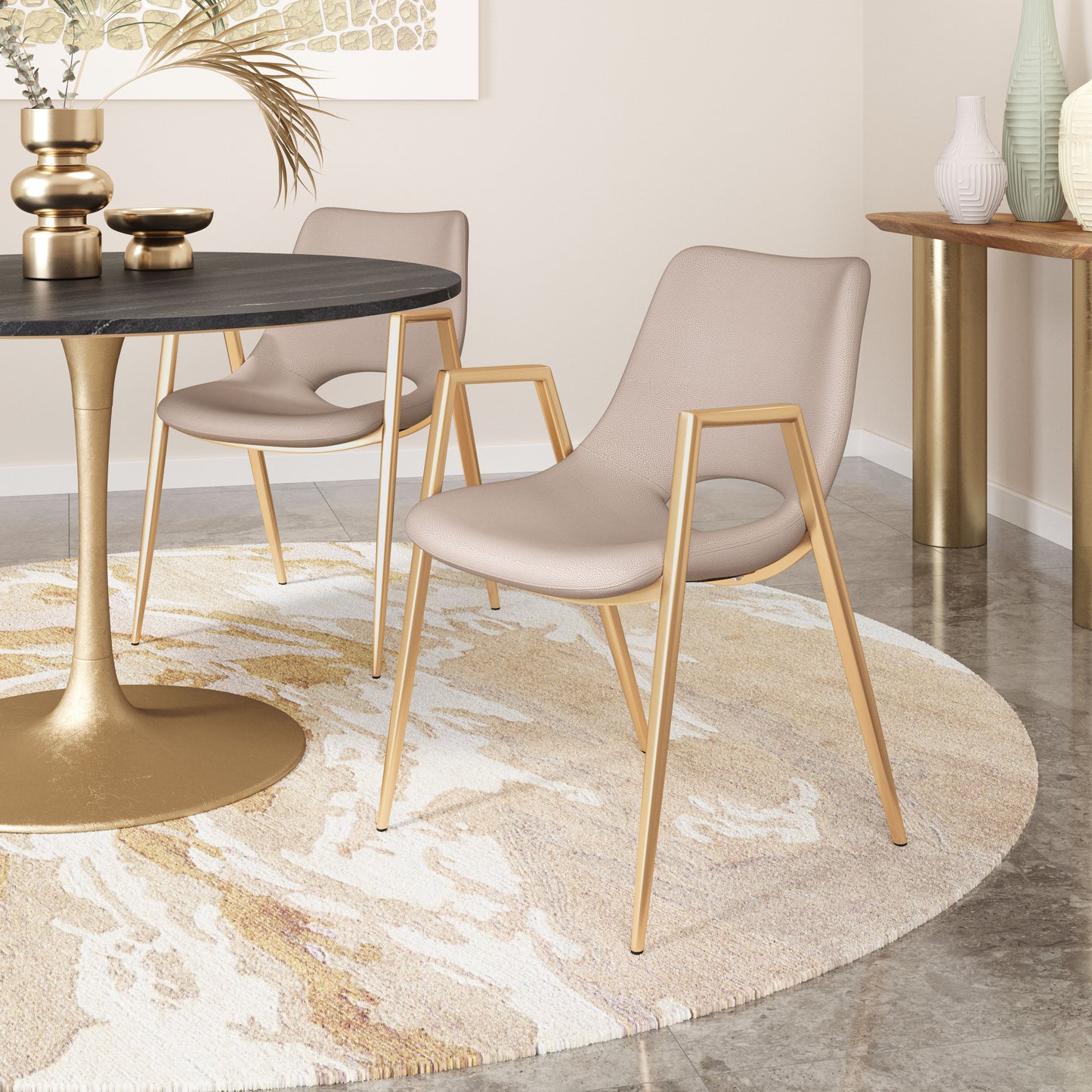 Juego de 2 sillas de comedor beige y doradas: asientos modernos y ergonómicos para el hogar y la oficina.