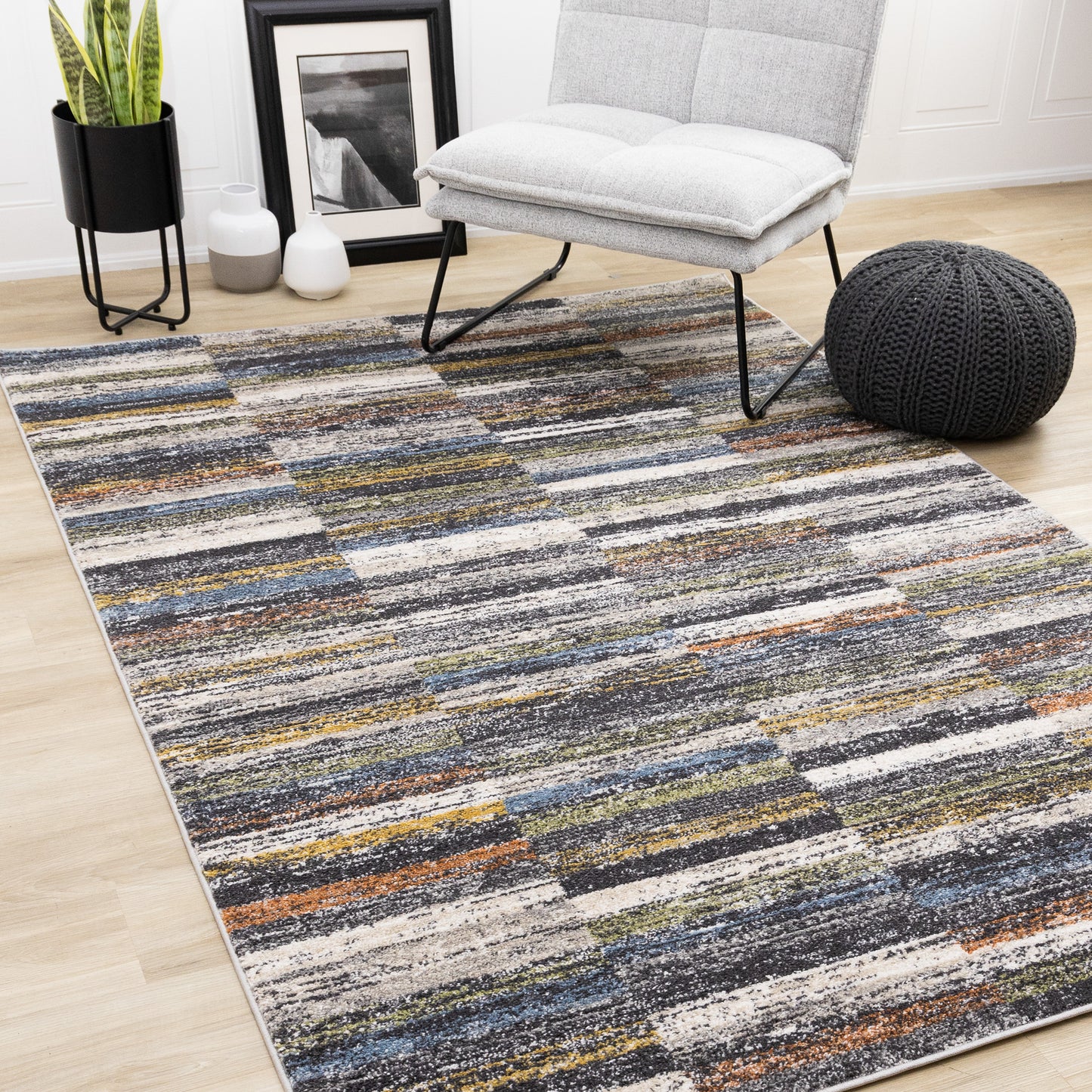 Alfombra contemporánea de rayas desgastadas en gris