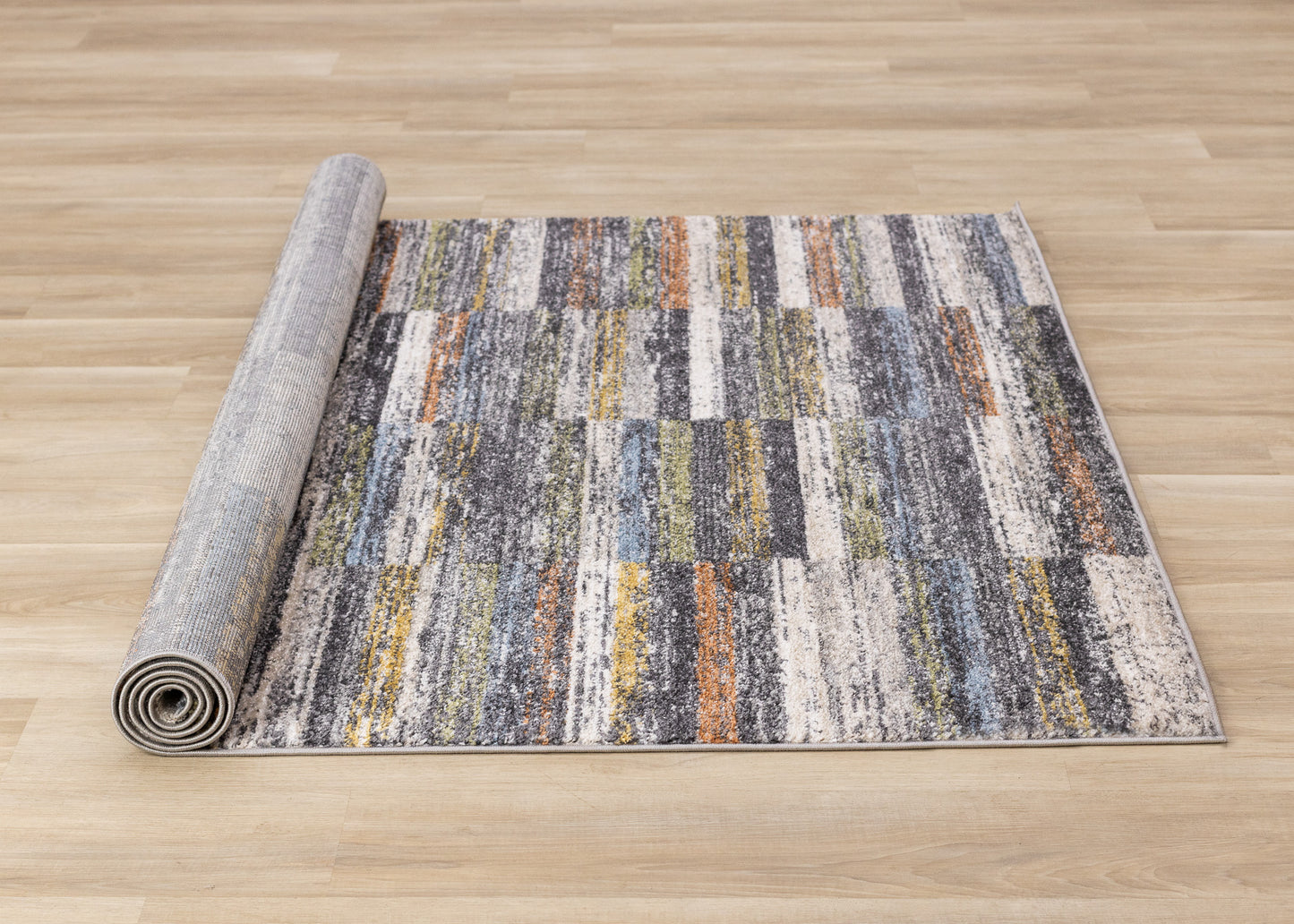 Alfombra contemporánea de rayas desgastadas en gris