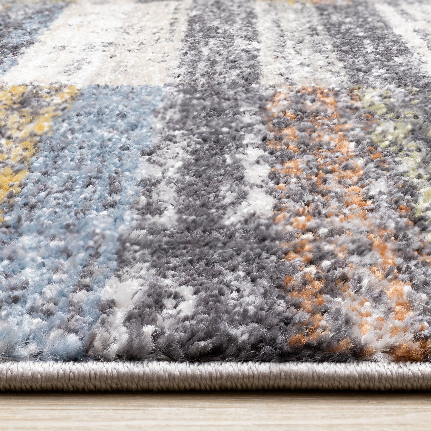 Alfombra contemporánea de rayas desgastadas en gris