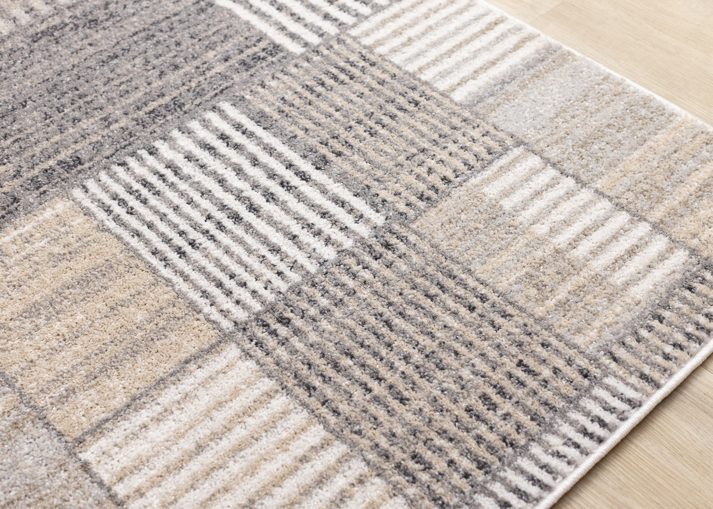 Alfombra contemporánea gris con diseño geométrico desgastado