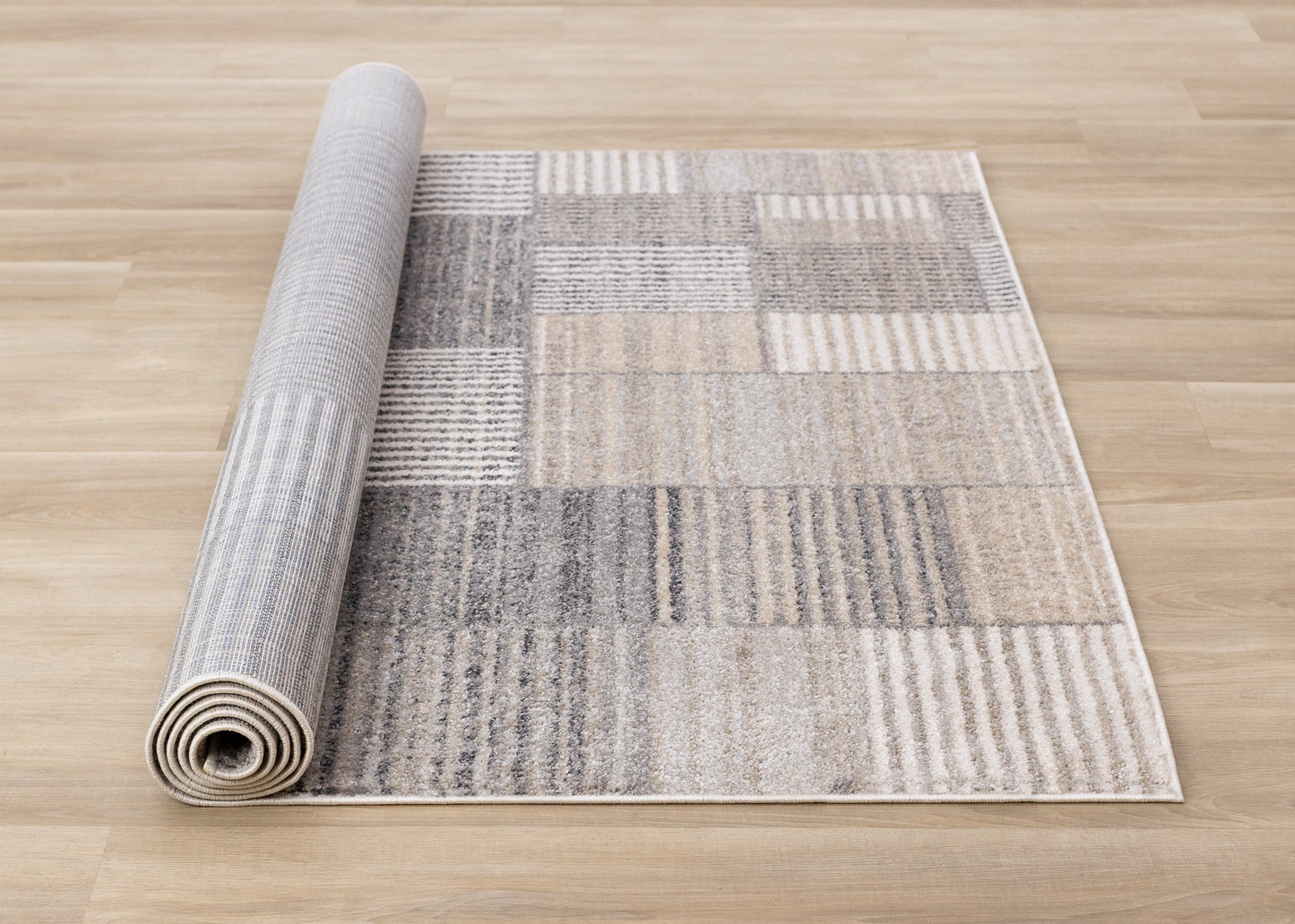 Alfombra contemporánea gris con diseño geométrico desgastado