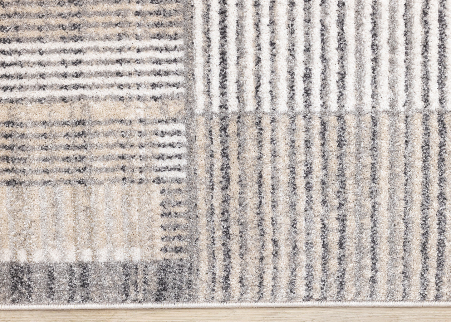 Alfombra contemporánea gris con diseño geométrico desgastado