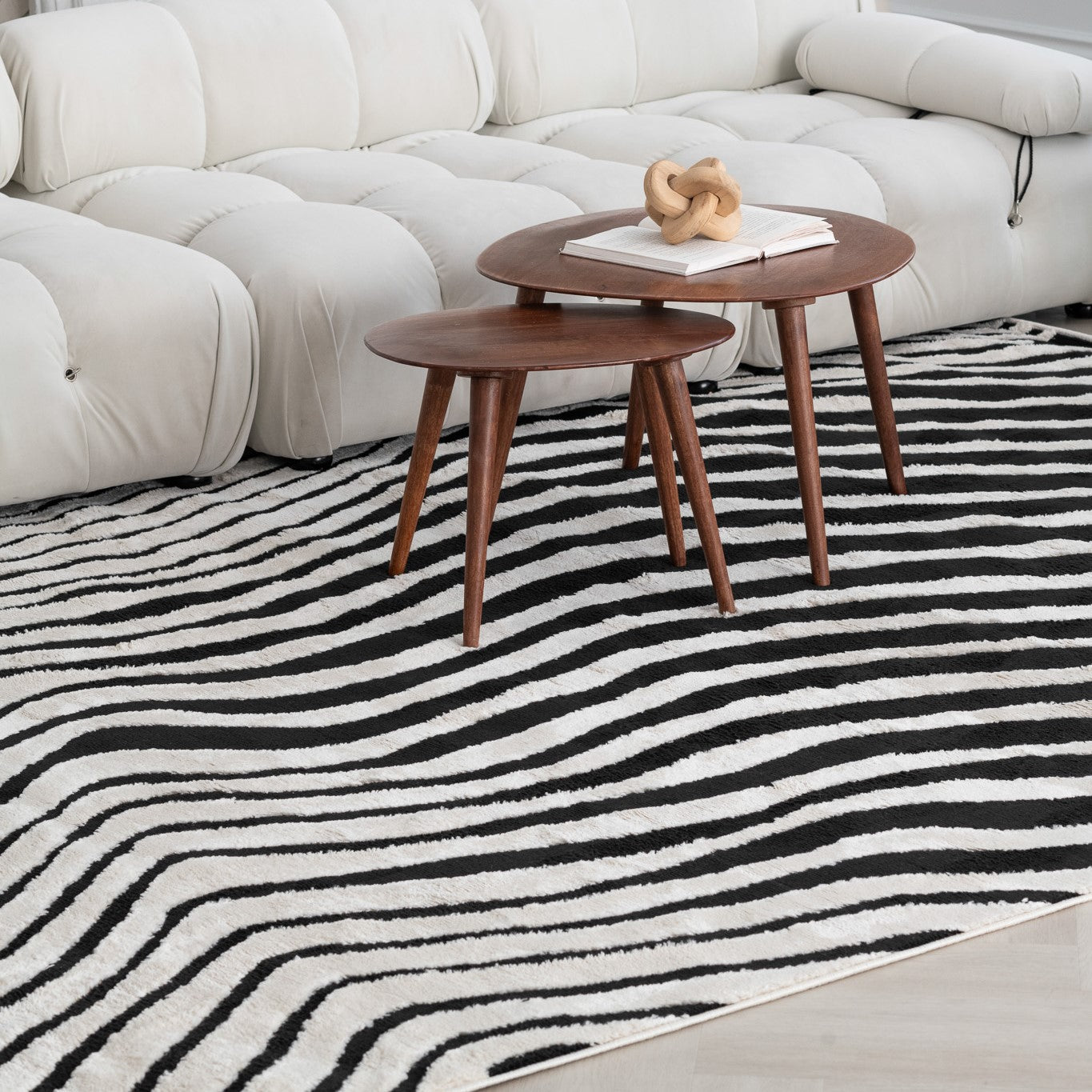 Alfombra Domus con estampado de cebra moderna en blanco y negro
