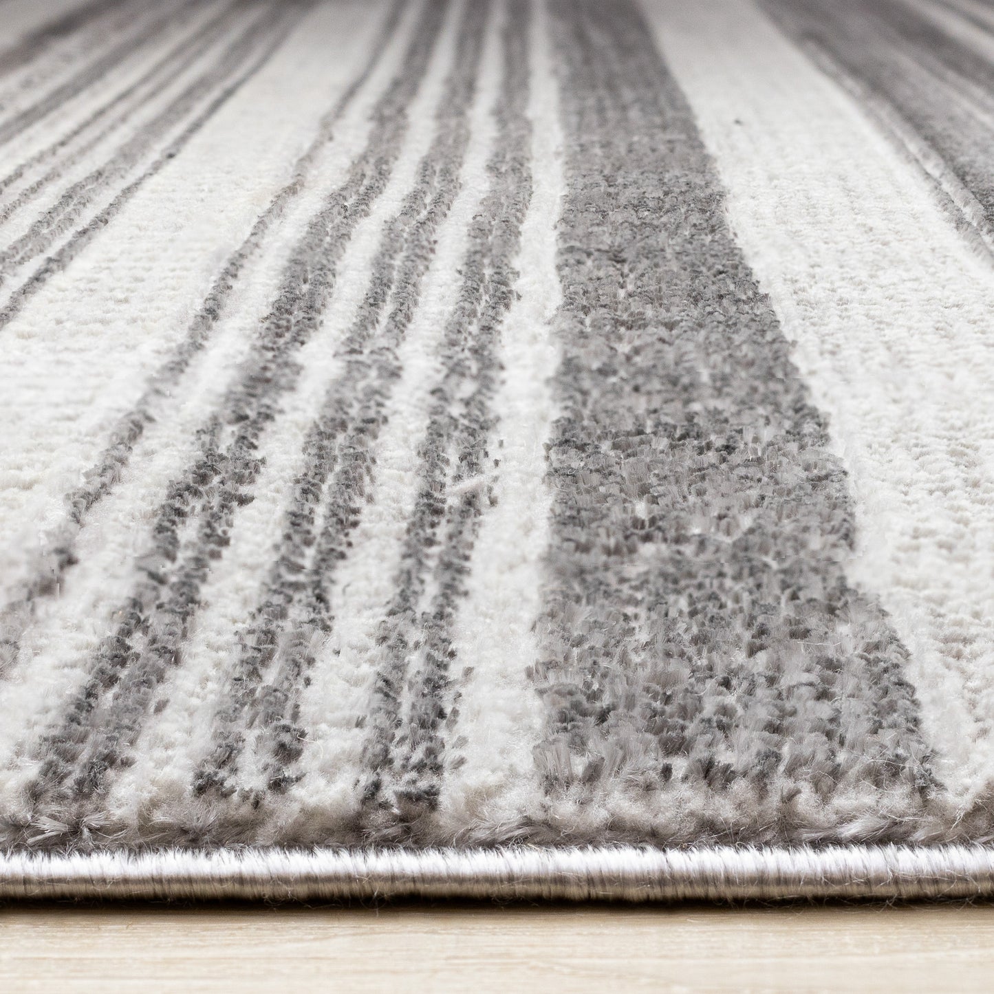 Alfombra tribal gris con rayas contemporáneas