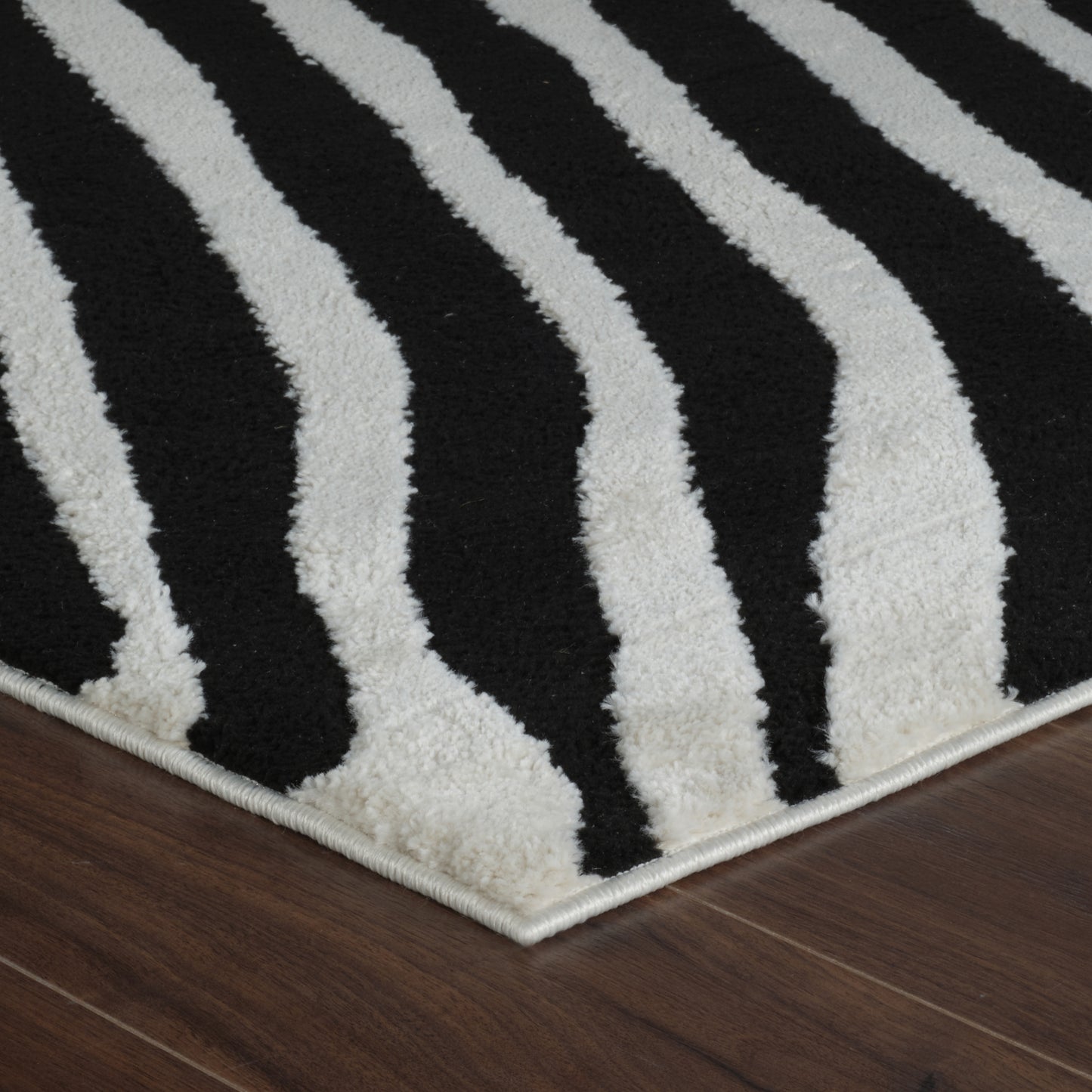 Alfombra Domus con estampado de cebra moderna en blanco y negro