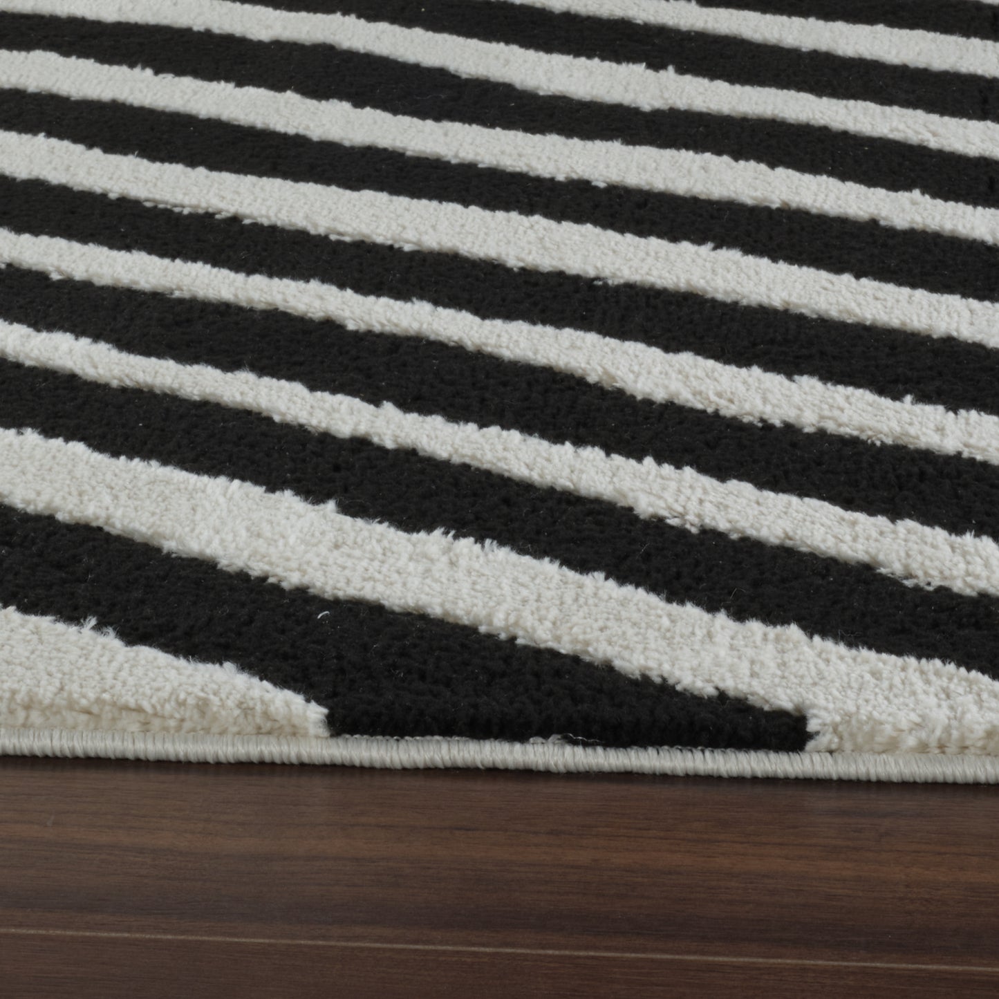 Alfombra Domus con estampado de cebra moderna en blanco y negro