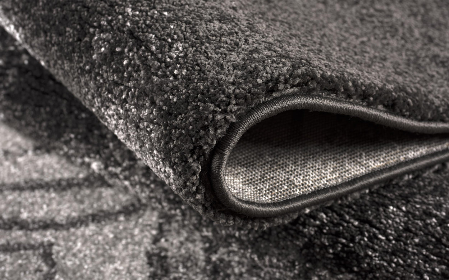 Tapis noir contemporain scandinave en peluche de Nouvelle-Zélande