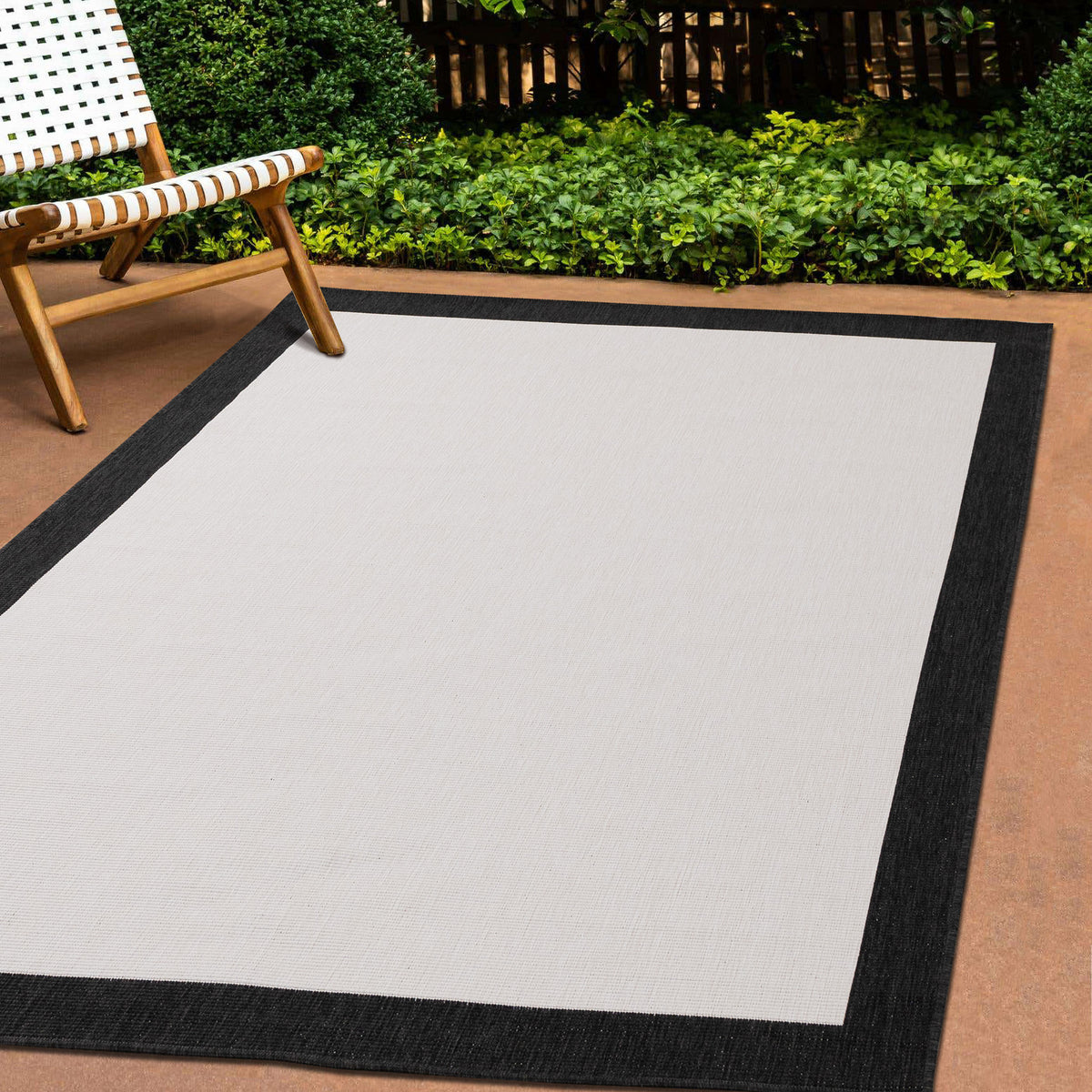 Alfombra contemporánea con borde negro
