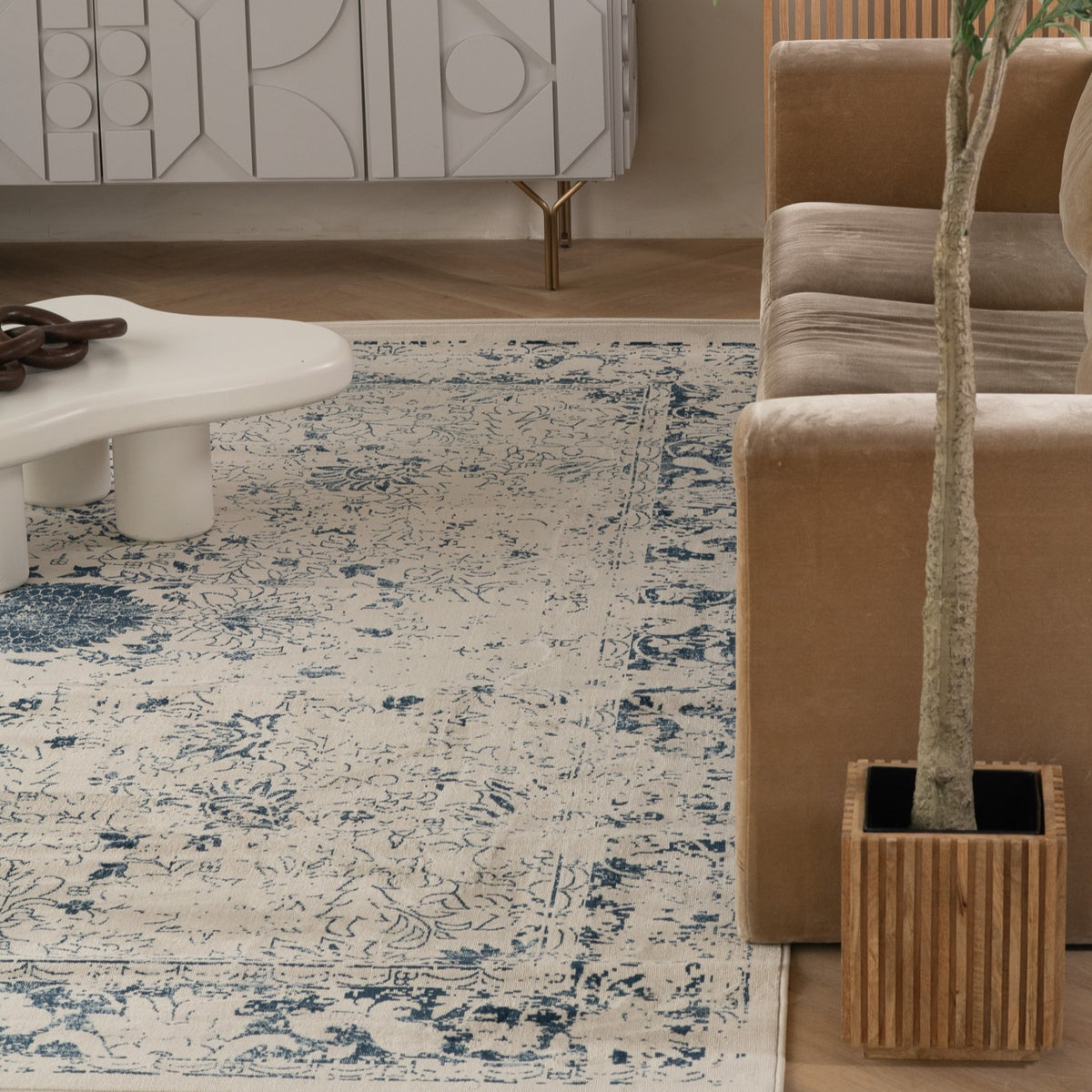 Naveen Floral Medallion Contemporary Navy Blue and Cream Indoor Rug