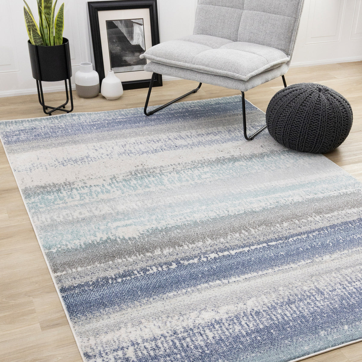 Alfombra contemporánea azul desgastada