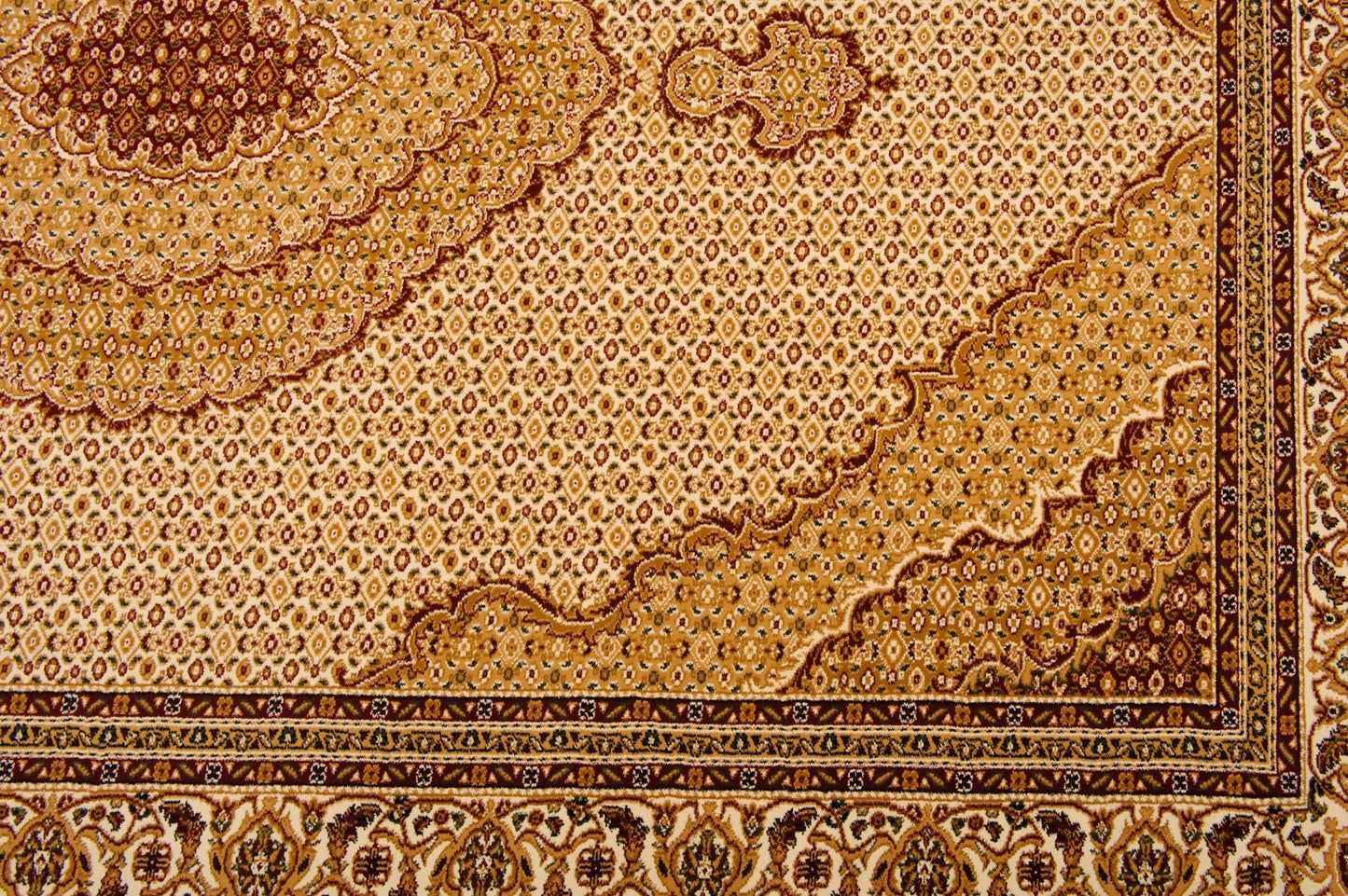 Tapis beige traditionnel marocain majestueux