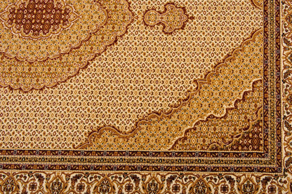Tapis beige traditionnel marocain majestueux