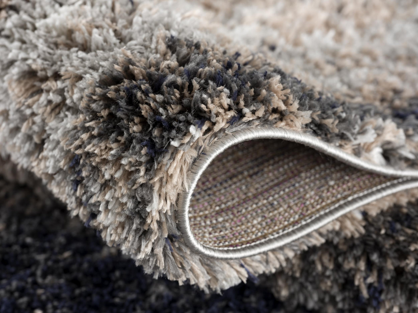 Alfombra retro abstracta de pelo largo gris