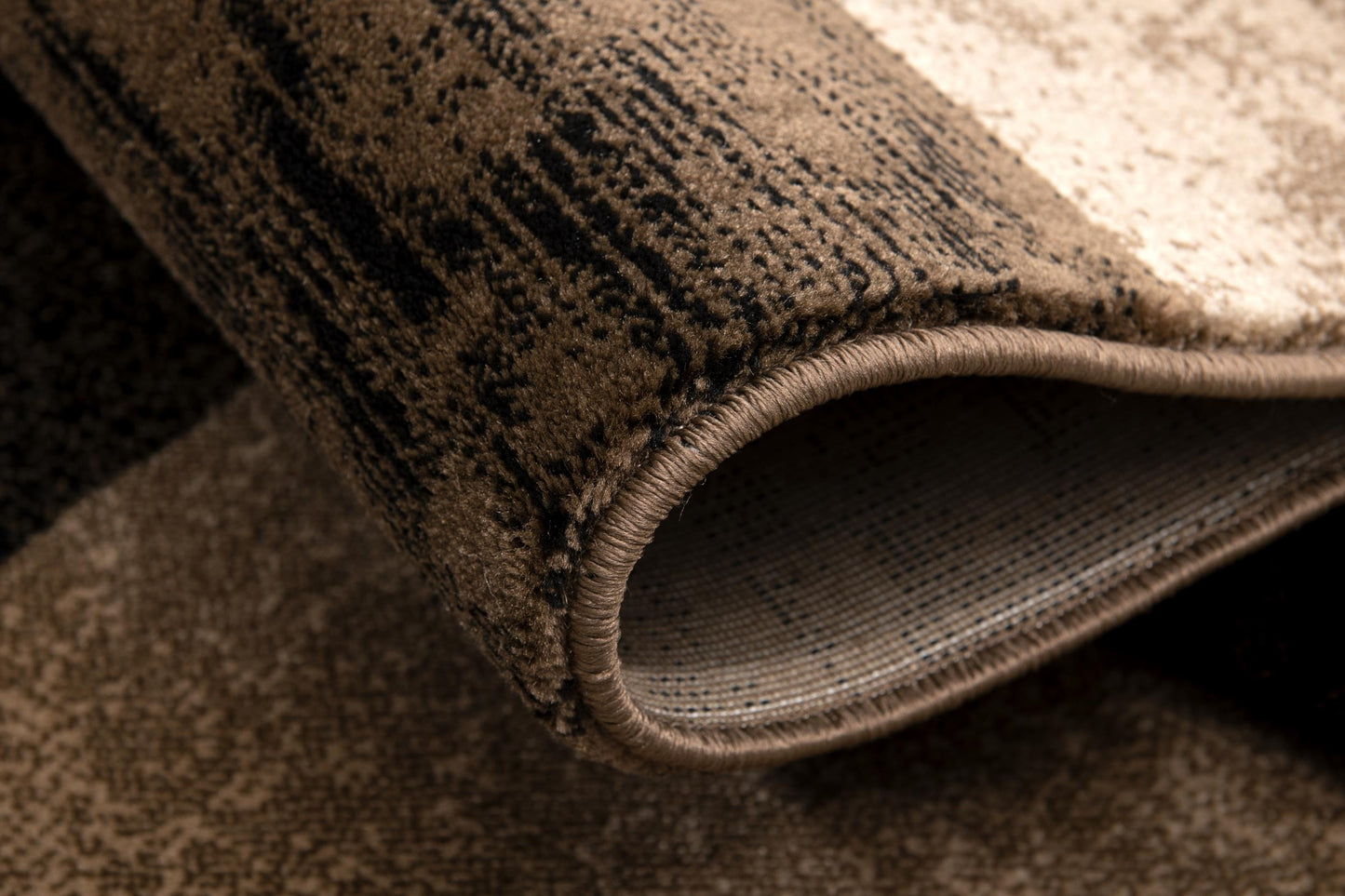 Tapis marron à carreaux géométriques Montage