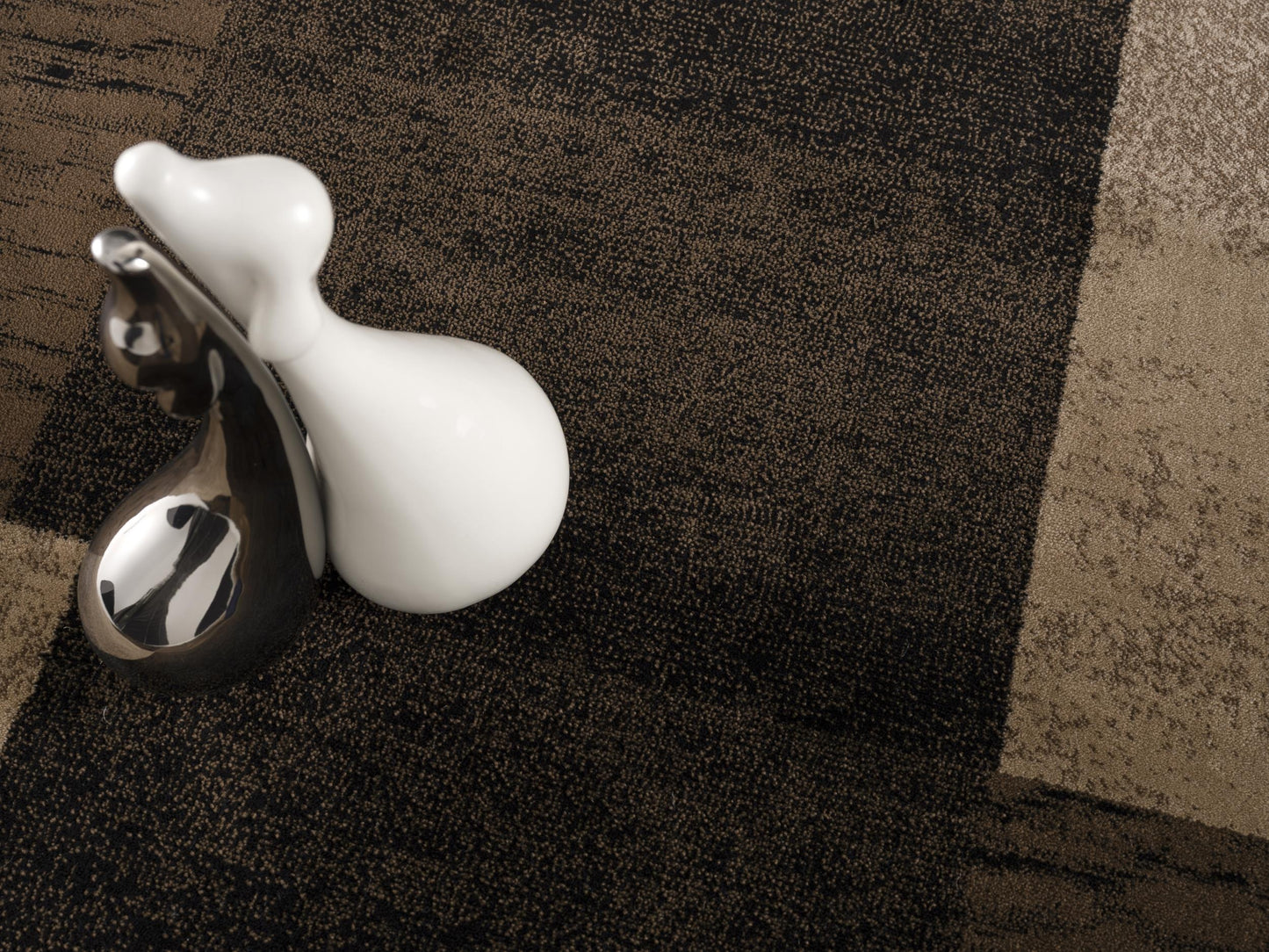 Tapis marron à carreaux géométriques Montage