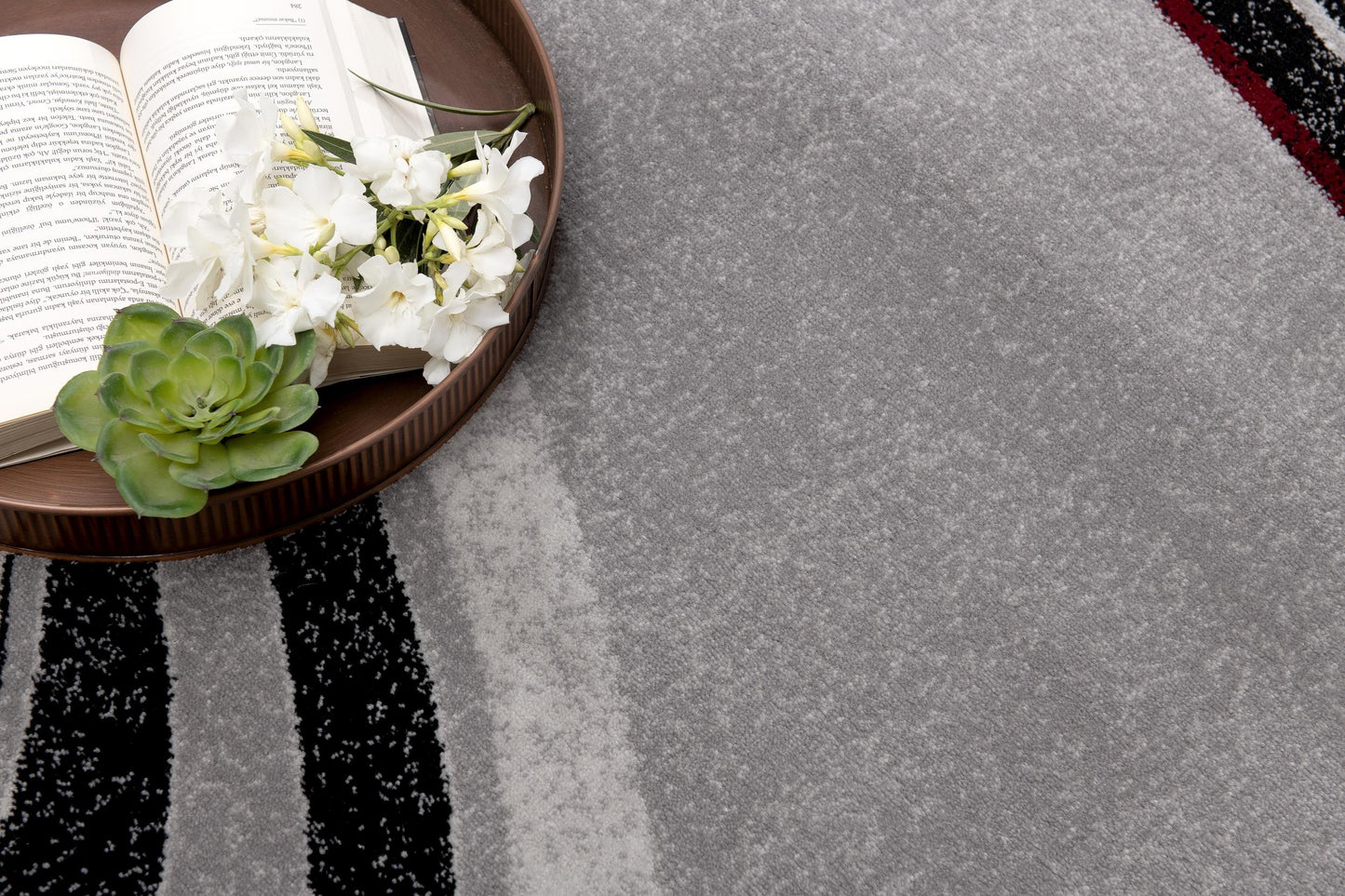 Alfombra gris con líneas abstractas de montaje