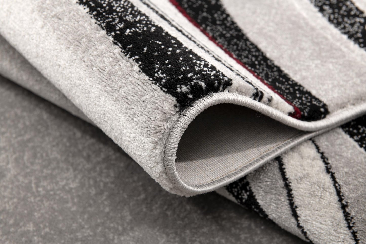 Alfombra gris con líneas abstractas de montaje