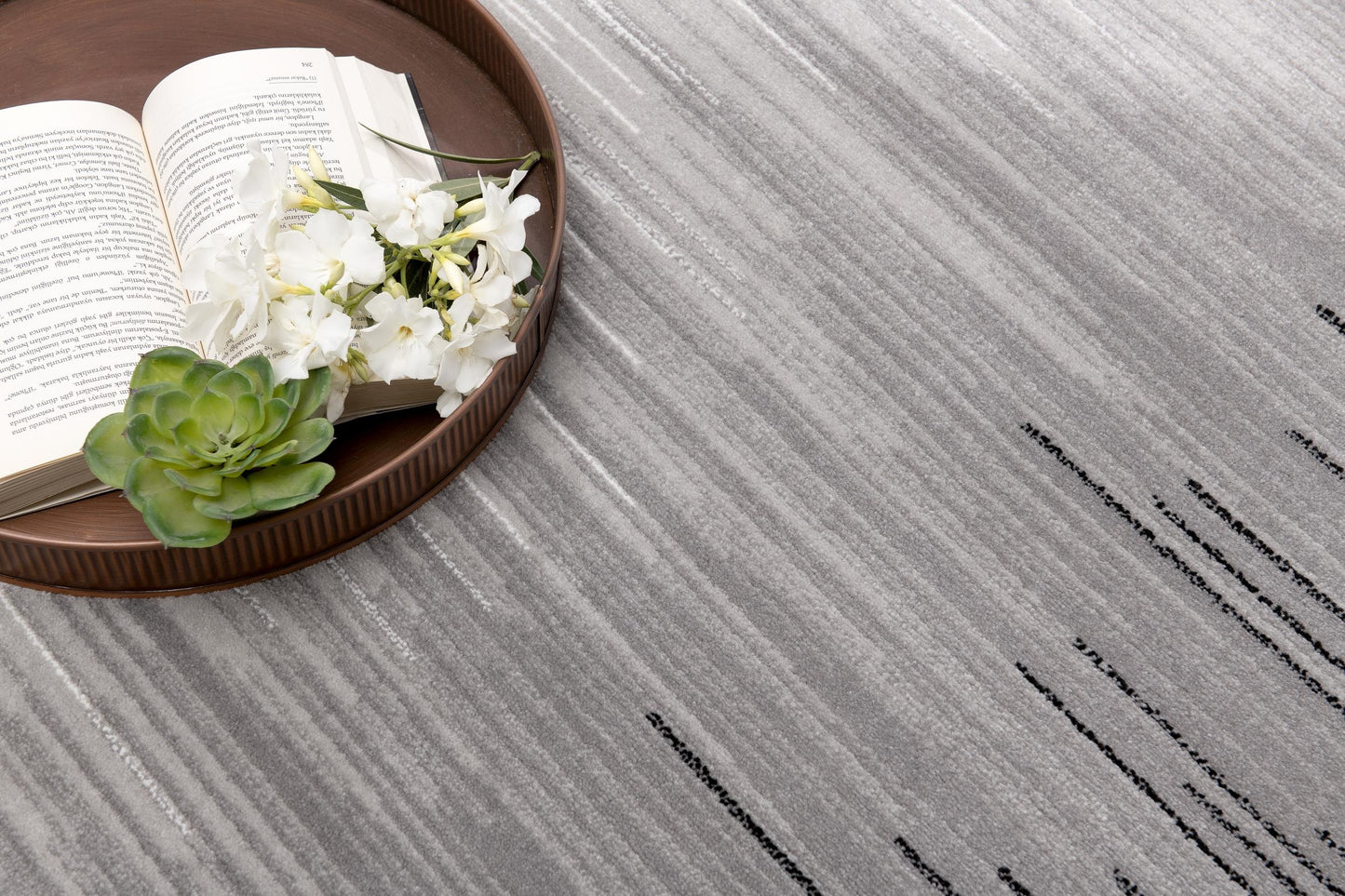 Alfombra negra con líneas abstractas de montaje