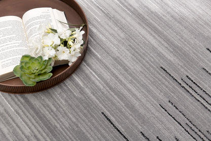 Alfombra negra con líneas abstractas de montaje