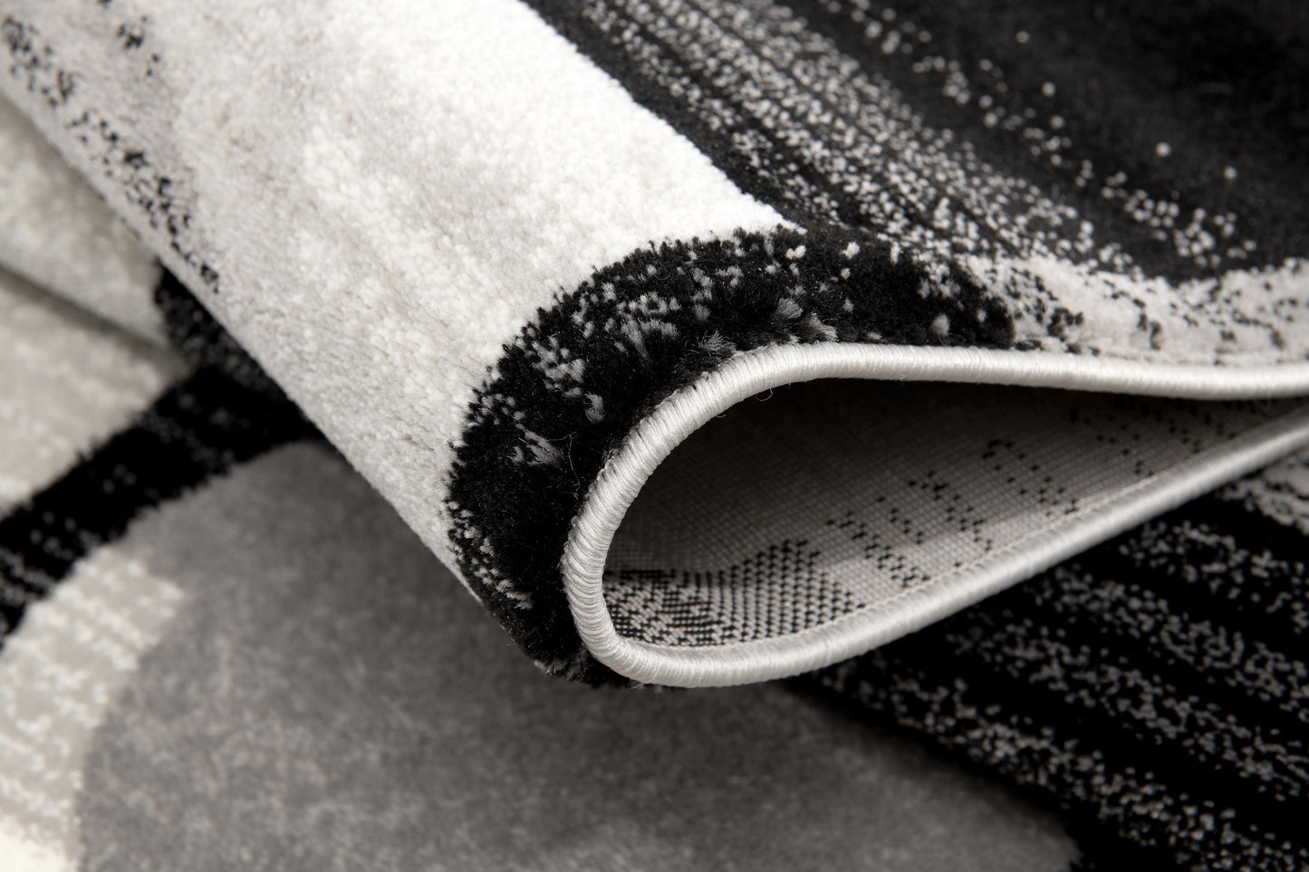 Alfombra negra con cuadros geométricos Montage