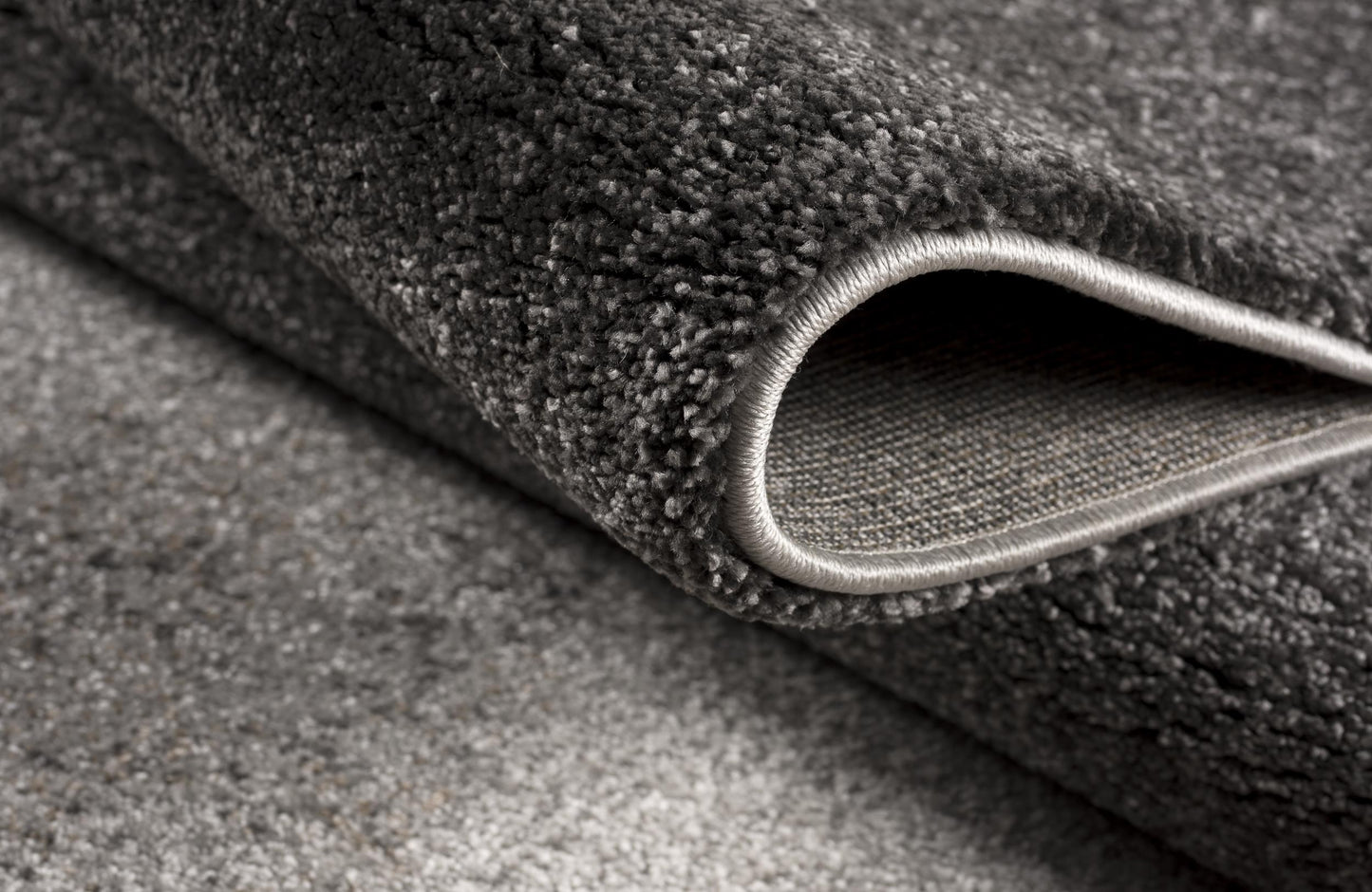 Tapis gris contemporain moderne en peluche de Nouvelle-Zélande
