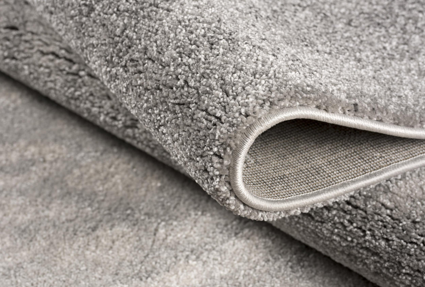 Tapis gris moderne en peluche de Nouvelle-Zélande