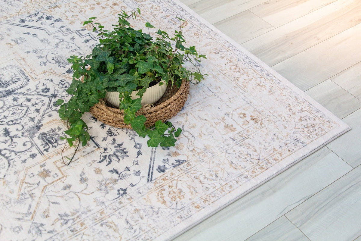 Mehrin Oriental Traditional Cream and Gold Indoor Rug