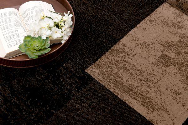Tapis marron à carreaux géométriques Montage